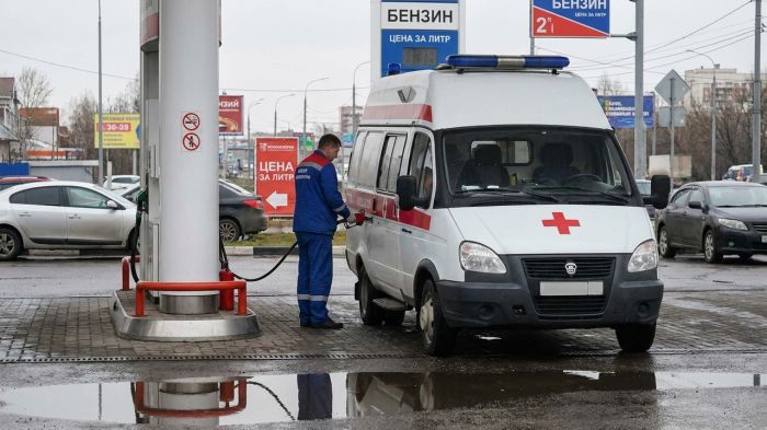 Михаила Мишустина попросили включить частный медтранспорт в списки приоритетной заправки на АЗС