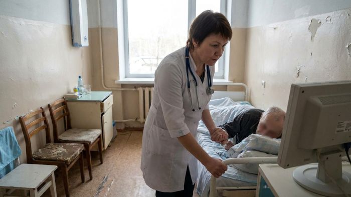На специальные соцвыплаты медработникам в 2027 году выделят 210 млрд рублей