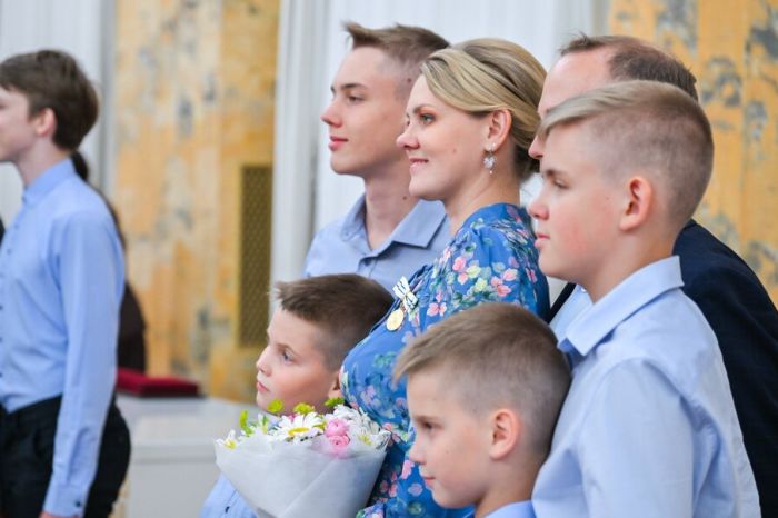 Государству предложили субсидировать полисы ДМС для многодетных семей