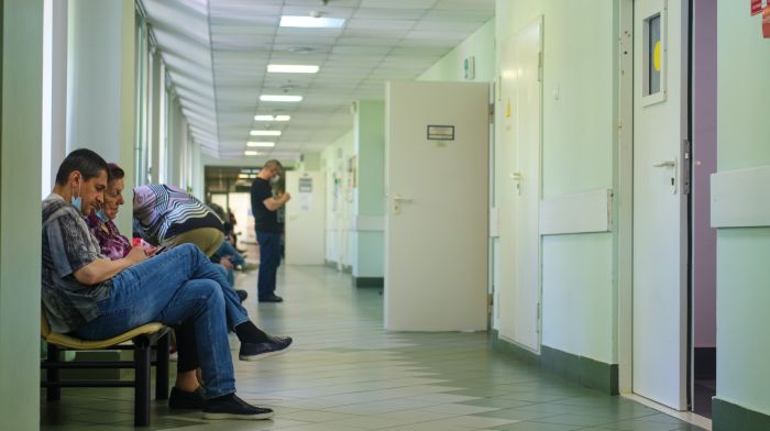 Почти 90% опрошенных посетителей частных клиник считают врачей в госбольницах перегруженными