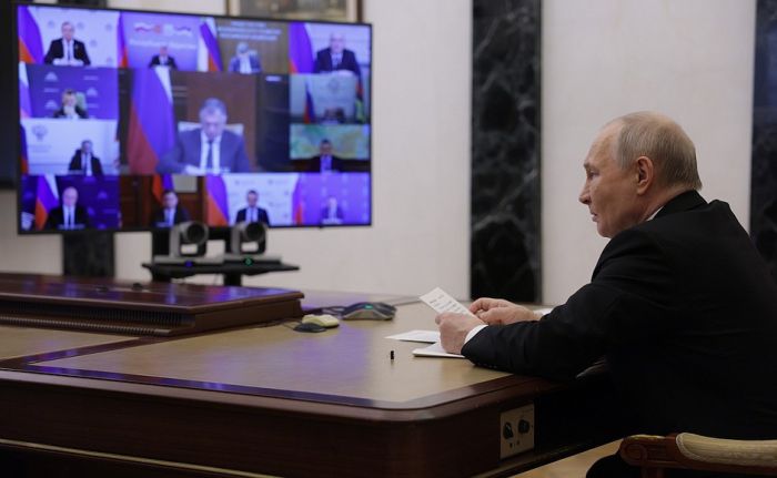 Владимир Путин призвал не перегружать врачей-наставников