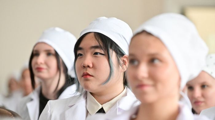 Российские врачи отказались менять белые халаты на цветные
